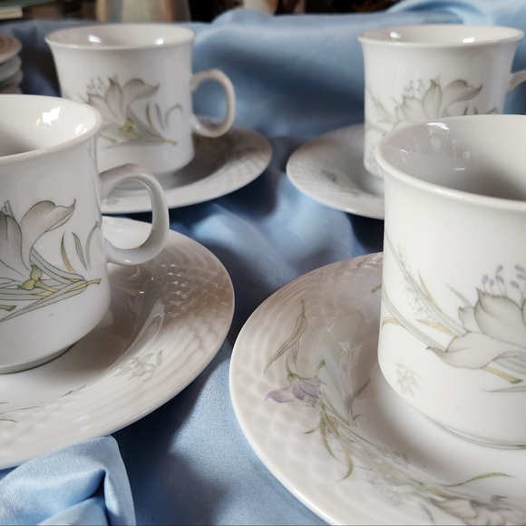 Beautiful China PearlSet Of 5 Cups & Saucers,Salad Plates, sugar bowl & creamer - Picture 8 of 13